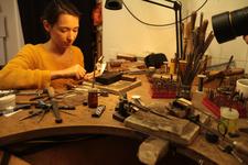 Die Hände von Goldschmiedin Elisa Zeller sind die 