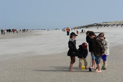 1189_-_Spaziergänger_am_Nordsee-Strand_der_Insel_Langeoog.jpeg