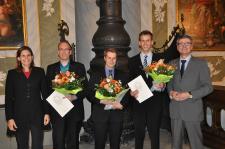 v.l.: Dr. Muriel Helbig, FH-Präsidentin; Heiko Krebs, Prämie; Karl-Sebastian Käther, Possehl-Preisträger; Jannik Lübke, Prämie und Max Schön, Possehl-Stiftung / Foto: FH Lübeck