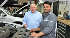 Muhammad Ahsan Atif kennt sich aus mit moderner Fahrzeugtechnik und bringt viel Erfahrung mit. Thomas Armbruster will seinen neuen Auszubildenden beim Neubeginn in Deutschland unterstützen (Foto: Handwerkskammer)