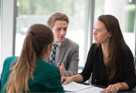 Ein Team der Universität Passau entwickelt gemeinsam mit Juristinnen und Juristen aus sechs EU-Ländern Trainingsmaterialien zum europäischem Prozessrecht. Fotos: obx-news/Universität Passau
