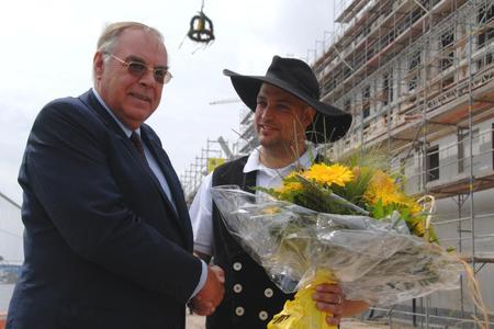 (v.l.n.r.): Herr Heinrich Schoeller (Chairman der Schoeller Holdings Ltd.) und der Polier feiern Richtfest des COLUMBIA Hotels Wilhelmshaven