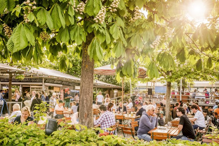 Konstanz-Hafenhalle-Biergarten-Sonne-Menge-02_Copyright_MTK-Dagmar-Schwelle.jpg
