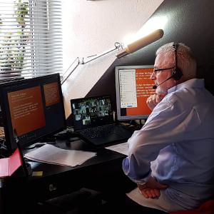 In Zeiten der Coronavirus-Beschränkungen sind Online-Seminare eine unkomplizierte und geeignete Alternative.
© Foto: Während einer Zoom-Sitzung mit Elí Diez-Prida