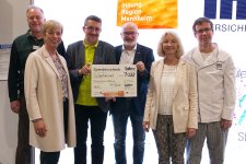 Spendenübergabe (von links): Steffen Eder, stellvertretender Obermeister der Schreiner-Innung Region Mannheim, Melanie Magin, Geschäftsführerin der Bülent Ceylan für Kinder Stiftung, Alexander Verwiebe, Leiter Kompetenzcenter Mannheim der Inter Versicherungsgruppe, Steffen Haug, Obermeister der Schreiner-Innung Region Mannheim, sowie Geschäftsführerin Vera Wolf und Obermeister Christian Schnabel von der Bäckerinnung Mannheim Stadt und Land. / Foto: Handwerkskammer