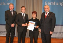 Friseurmeisterin Aynur Gülsan vom Haarstudio Gülsan zusammen mit Kammerpräsident Walter Tschischka (rechts), Verbandsdirektor Ralph Schlusche (2.v.l.) und Hauptgeschäftsführer Dieter Müller (links) nach der Auszeichnung mit der Ausbildungsstele