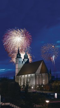 Kirche mit Feuerwerk.jpg
