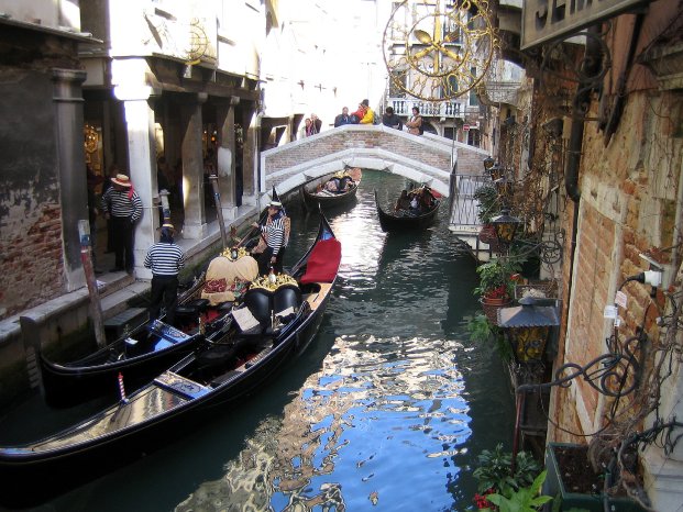 Gondel im Kanal - Venezia - Italia 8921.JPG