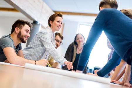 Neben dem Job BWL lernen: Das Weiterbildungsprogramm ZERTflex bietet Berufstätigen die Möglichkeiten, sich an Wochenenden mit den Grundlagen der Betriebswirtschaftslehre vertraut zu machen / Foto: Hochschule Osnabrück