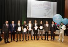 Aus der Hand von Landeshandwerkspräsident Rainer Reichhold (links) und dem Karlsruher Kammerpräsidenten Joachim Wohlfeil (2. von links) erhielten Florian Siegel, Kevin Brunnengräber, Robin Simon, Christian Locher und Paul Göttert (von links) ihre Urkunde als Landessieger beim Leistungswettbewerb des deutschen Handwerks. Mit ihnen freuen sich Vizepräsident Martin Sättele (2. von rechts) und Alexander Dirks (rechts) Beauftragter für den Wettbewerb