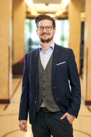 Portrait Herr Holzapfel.jpg