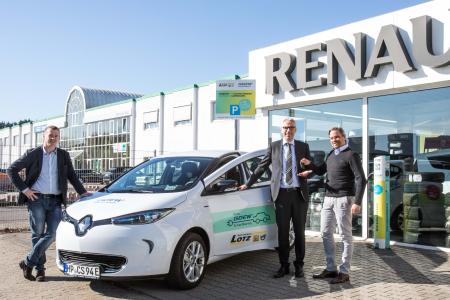 Sascha Quadt, Projektleiter E-Mobilität bei der GGEW AG; Carsten Hoffmann, Vorstand GGEW AG und Roland Lotz, Inhaber Autohaus Lotz KG (v. l.), Foto: GGEW AG/Marc Fippel Fotografie