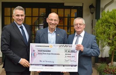 Scheckübergabe an Stiftung Kinder-Hospiz Sternenbrücke in Hamburg (v.l.): Andreas Mende (Landesdirektor Makler Nord-Ost uniVersa), Peer Gent (Geschäftsführender Vorstand Stiftung Kinder-Hospiz Sternenbrücke) und Michael Baulig (Vorstandsvorsitzender uniVersa)