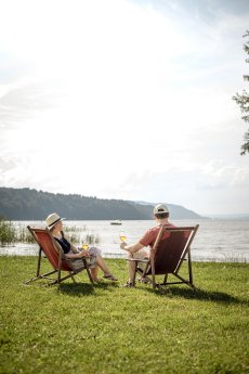 Konstanz-Dingelsdorf-Klausenhorn-Strandbad-Bodensee-Ufer-Liegestuhl-Paar-Trinken-10_Copyrig.jpg