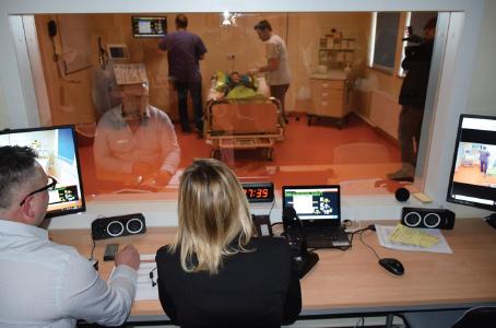 Hinter Glas und an Monitoren verfolgen und steuern Instruktoren das Geschehen