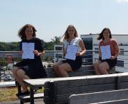 Stolz präsentieren die drei frischgebackenen SoFas ihre Abschlusszeugnisse (v.l.n.r.: Verena Römmelt, Julia Ganther und Sabrina Mayr).