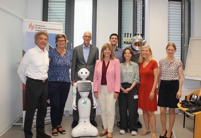 250821_Gruppenbild_Staatssekretärin_Steingaß_Verhaltenswissenschaftliches Forschungslabor.JPG