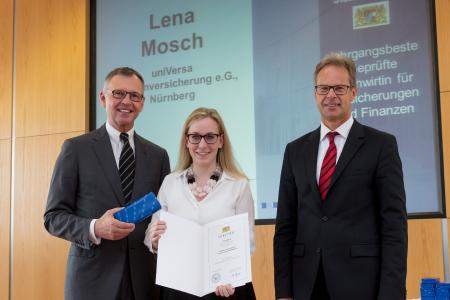 Überreichung durch IHK-Präsident Dirk von Vopelius (li.) und Dr. Gert Bruckner, Ministerialdirigent im Bayerischen Wirtschaftsministerium (re.) an Lena Mosch. Foto: IHK / Fuchs