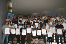 Die erfolgreichen Teilnehmerinnen und Teilnehmer stellten sich zusammen m Präsident Walter Tschischka (2. Reihe, 4.v.r.), Hauptgeschäftsführer D. Müller (let R,l.), Ehrenvizepräsident G. Höfler (let R, 3.v.l.), Vizepräsident A Jöst,H.Herweh