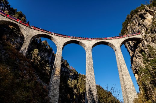 Bernina Express auf dem Landwasserviadukt.jpg