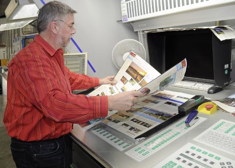Mario Seliger von der Druckerei Vetters kontrolliert einen Druckbogen 2.jpg