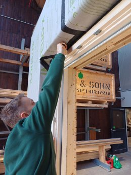 Experiment_Holzbau_Aufschneiden Fensterdichtung_innen_Copyright_Rainer_Vallentin.jpg