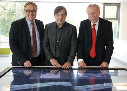 Setzen bei der Pädagogik der Gedenkstätte Ahlem auf den Einsatz moderner Medien ( v. l.): Regionspräsident Hauke Jagau, Historiker Prof. Dr. Peter Longerich und Dr. Heinrich Jagau, stellvertretender Vorstandsvorsitzender der Sparkasse Hannover