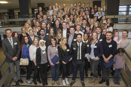 Auch fünf Kinder sind auf diesem Gruppenbild zu sehen / Die Studierenden, die aus den Händen von Prof. Dr. Alexander Schmehmann, Vizepräsident für Studium und Lehre an der Hochschule Osnabrück, ein Landesstipendium erhalten haben, versammelten sich vor der Aula der Hochschule / Foto: Hochschule Osnabrück / Swaantje Hehmann