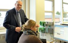 Prof. Dr. Herrmann Hochhaus mit der Masterstudentin der Angewandten Informationstechnik, Mareike Redder, in seinem Labor