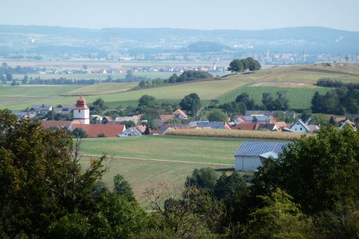 Blick vom Lindle über Herkheim zum Rand d. inneren u. äußeren Rieskraters.jpg