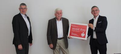 50.000 Euro für sieben oberhessische Tafeln in der Corona-Krise: Landrat Manfred Görig (links), stellvertretender Vorsitzender der Stiftung der Sparkasse Oberhessen, und Sparkassendirektor Frank Dehnke (rechts) überreichen Franz Richter von der Tafel Schotten, 5700 Euro aus der Sonderförderung. Foto: Sabine Galle-Schäfer/Vogelsbergkreis