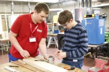 In den verschiedenen Werkstätten der Bildungsakademie können junge Leute bei Handwerk im Rampenlicht Berufe ausprobieren und mit Ausbildern sprechen. Ziel ist es, Klarheit in die Berufsorientierung zu bringen.