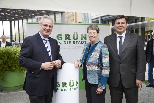 Gruppenfoto BGL-Präsident August Forster, BM Dr. Barbara Hendricks und Umweltsenattor Andre.jpg