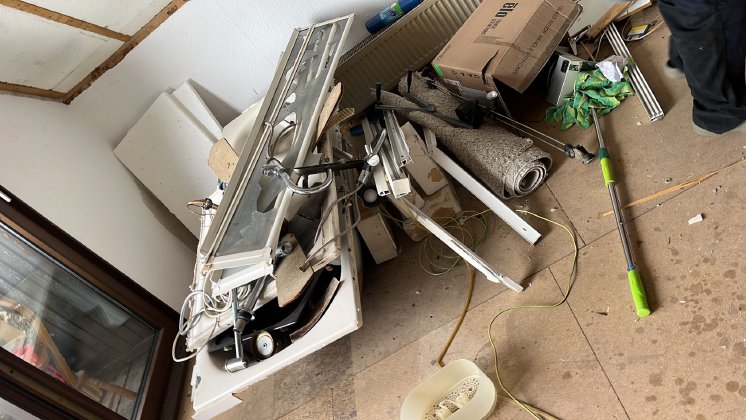 Ein professioneller Schrotthändler kann sowohl kleine als auch größere Mengen Altmetall abholen..jpg