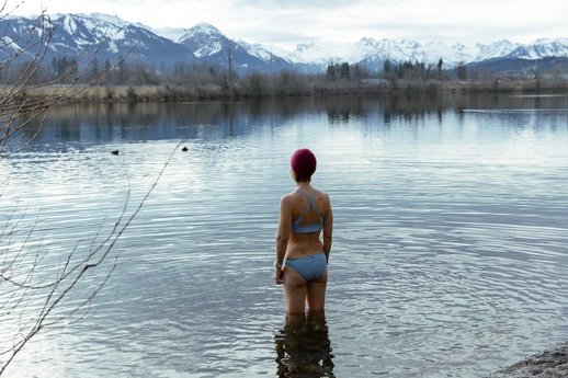 Frau%20steht%20im%20Wasser~,%20Susanne%20Baade.jpg