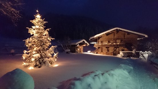 Alte Mühle mit beleuchtetem Abendstimmung  Baum Mueum `Bach  Wildschönau  Winter FG T.L. Rechte.jpg