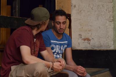 Junge Sprachpaten mit ihren Sprachpartnern im Gespräch. Foto: obx-news/Gemeinsam leben und arbeiten in Europa e.V.