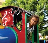 Der verrückte Abenteurer Marquis Arnaud de Rochefort und Maskottchen Kernie spielen sich warm/Musik liegt in der Luft