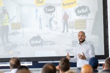 Wenig Aufwand, großer Nutzen: Auf den meisten Baustellen geht es mehrsprachig zu. Mit KI lässt sich diese Hürde nehmen, indem Informationen für alle im Team immer und überall in der jeweils erforderlichen Sprache verfügbar sind. Foto: Melanie Schneider