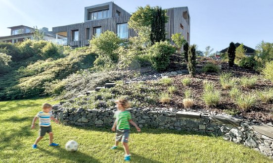 Gebäude nach Sanierung_terrassiertes Gartengrundstück zur Hangseite mit Gemeinschaftsgarten.png