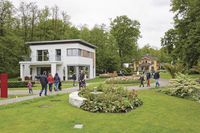 Bei einem Spaziergang durch den Erlenpark lassen sich zehn Ausstellungshäuser besichtigen