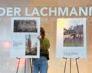 Eine Stadtplanugsstudentin beim Aufbau der Ausstellung.