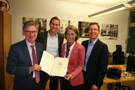 Der Bundestagsabgeordnete Matern von Marschall (links) überreichte den Förderbescheid an Projektleiterin Simone Stahl und an die VAG Vorstände Oliver Benz und Stephan Bartosch (rechts)