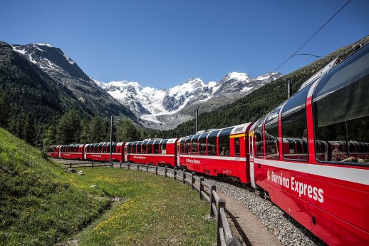 Bernina Express mit Morteratschgletscher.jpg