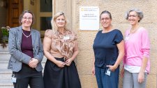 Oberärztin Dr. Stefanie Brömel, Oberärztin Ilona Schnorpfeil, Frauke Zimmermann und Juliane Morrison vor der Tagesklinik. Bildquelle: Markus Kümmerle, Städtisches Klinikum Karlsruhe