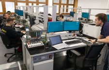 Ausbilder Marcel Lammer (im Vordergrund rechts) kann den Azubis in der neu eingerichteten Elektrowerkstatt der Bildungsakademie ideale Voraussetzungen zum Lernen bieten