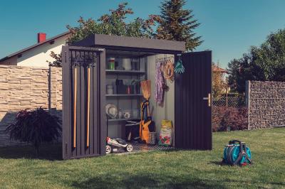 Im Gartenhaus aus Stahl von Super-Zaun finden sämtliche Gartenutensilien problemlos Platz.