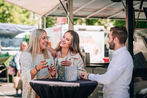 Konstanz-Wochenmarkt-Cafe-Romeo-Trinken-Kaffee-Gruppe-03_Copyright_MTK-Leo-Leister.jpg