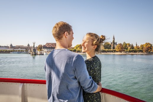 Konstanz-Bodensee-Schifffahrt-BSB-Ausflug-Liebespaar-Deck-Blick-auf-Muenster-Imperia-Konzil.jpg