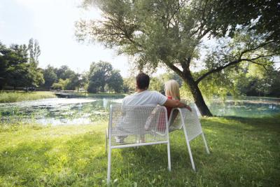 Die gepflegten Park- und Grünanlagen in Bad Gögging laden im Frühling ein die sprießende Natur und die ersten Sonnenstrahlen zu genießen.